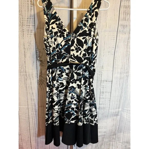Jones Wear Dress Women’s Size 14 White Black And Blue Floral V Neck Dress Belted - Picture 4 of 4